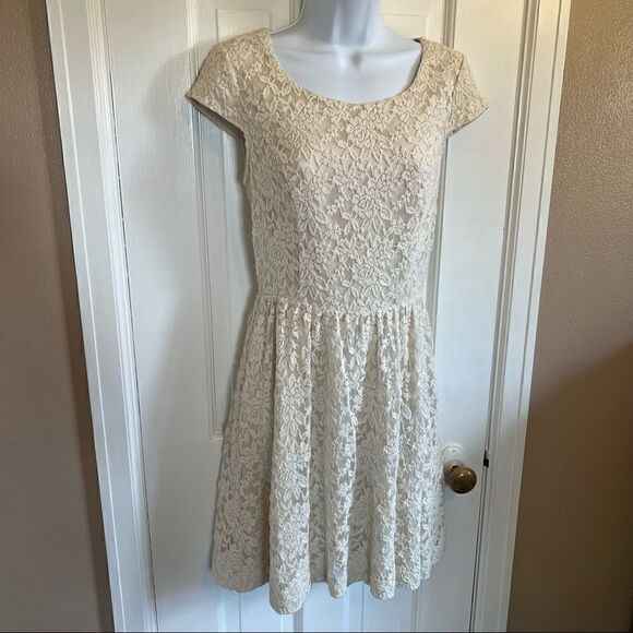 White/cream lace dress   - Picture 4 of 6